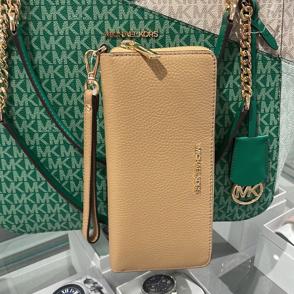 MICHAEL KORS LARGE TRAVEL CONTINENTAL WRISTLET WALLET PHONEHOLDER  
CAMEL